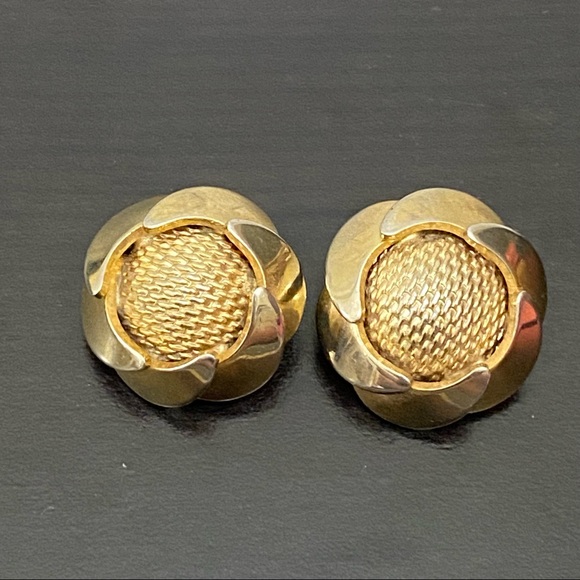 Vintage Unsigned Gold-tone Flower Button Clip On Earrings - Picture 8 of 13
